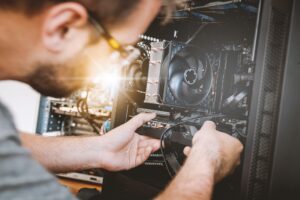 • técnico recuperando archivos borrados en disco duro