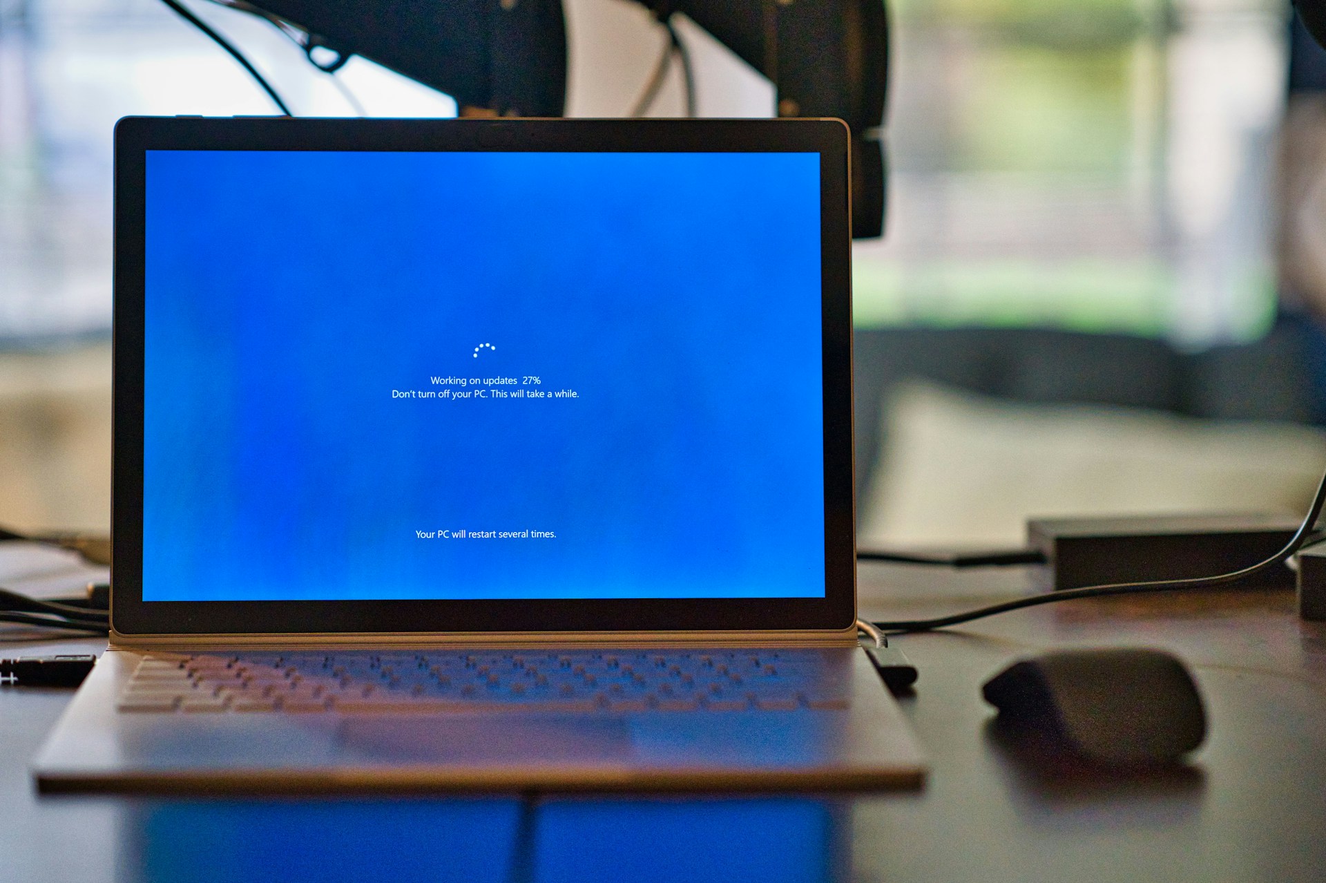 Ordenador con Windows 11 en pantalla