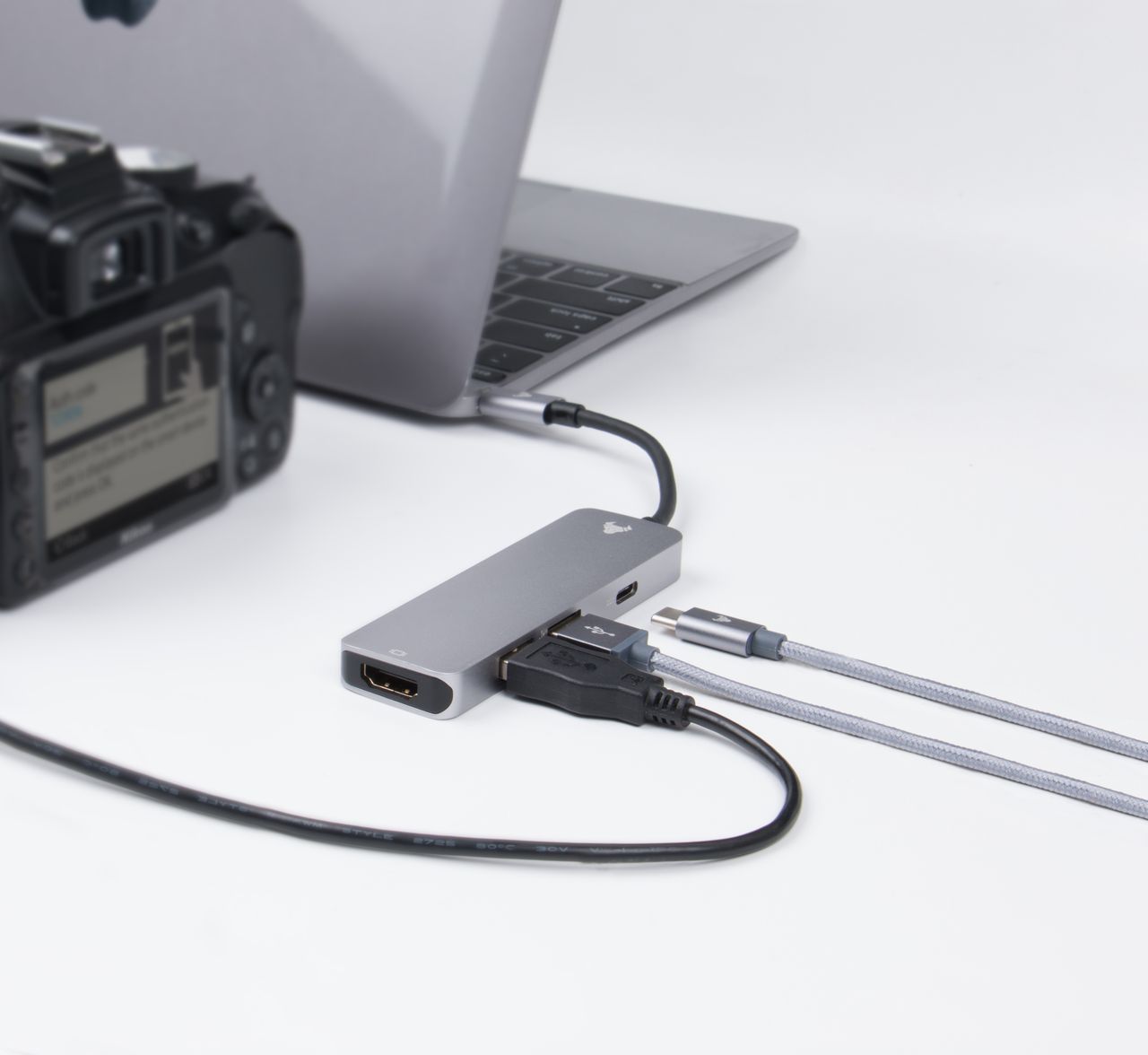 Cable HDMI conectado a un dispositivo